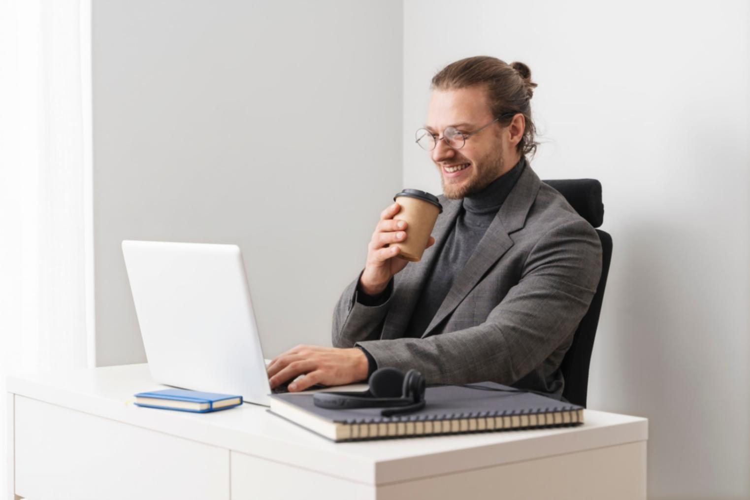 Profesionales trabajando con datos financieros